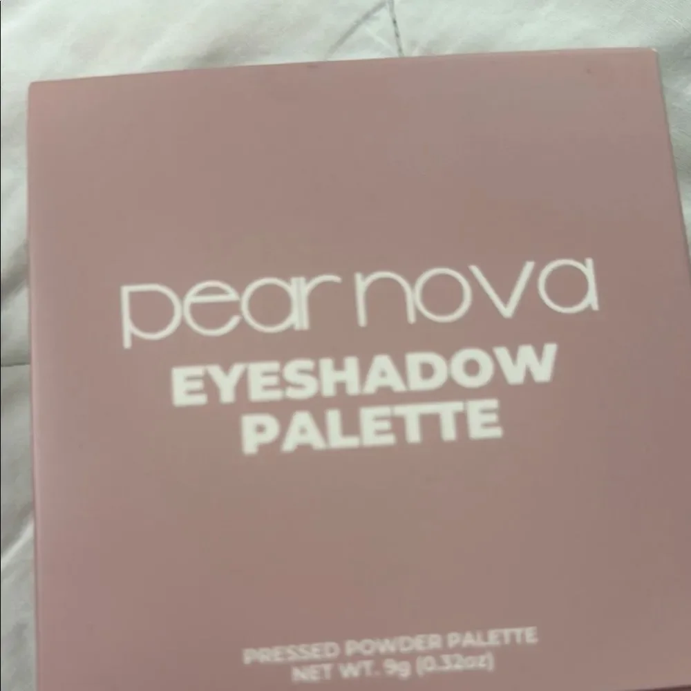Pear Nova Eyeshadow Palette with Voile Dito lasting makeup fix mist